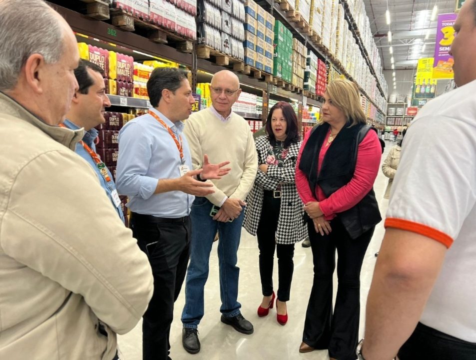 Prefeita de Poá acompanha inauguração do Atacadão, que gera centenas de empregos na cidade